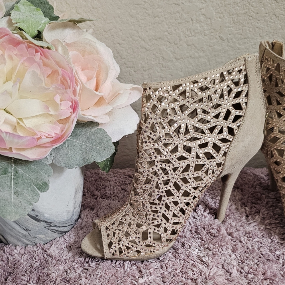 NINEWEST. Khaki heels